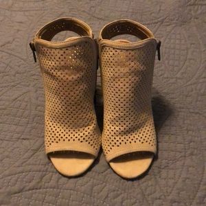 Mia peep toe heel. Size: 6.5